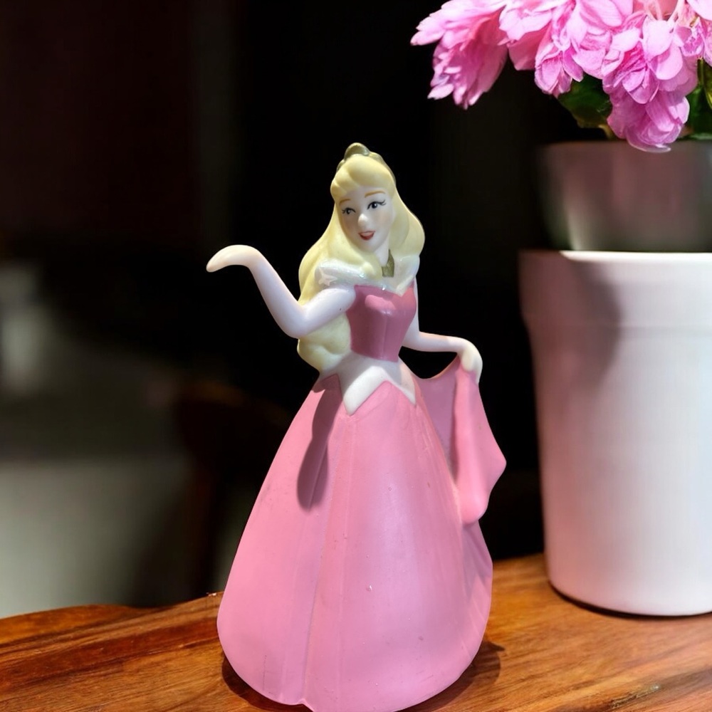 Disney Pink Princess Aurora Porcelain Figurine.Looks brand new!!!🌸 7 1/2 inches